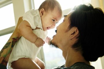 Vader kijkt naar sterrenbeeld kind