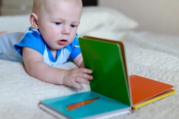 Kind leest boekje als taalspelletje