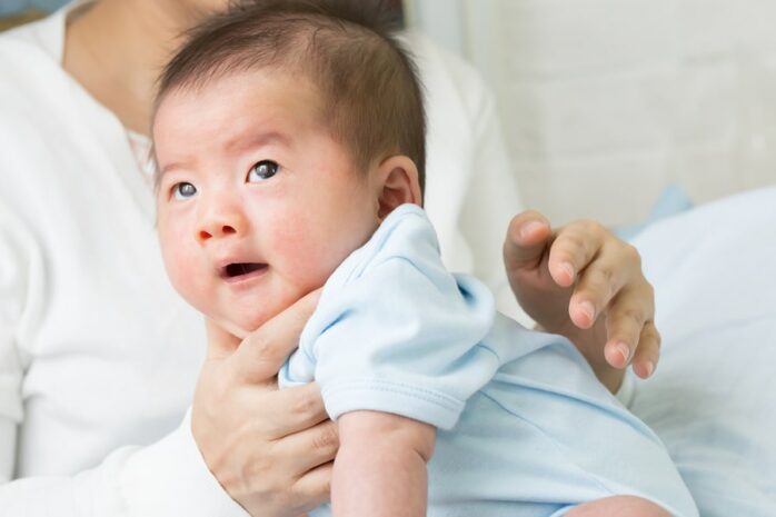 baby laten boeren op schoot techniek