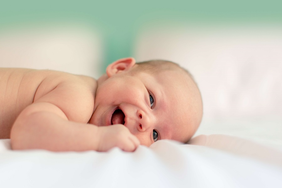 baby lacht