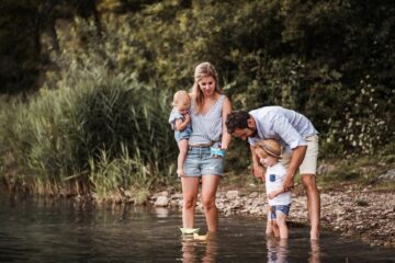 Vader spoelt peuter af na contact met de haren van de eikenprocessierups
