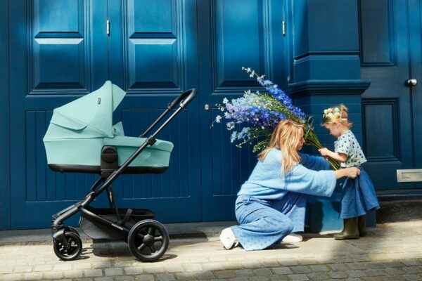 Moeder en kind wandelen met de Easywalker kinderwagen
