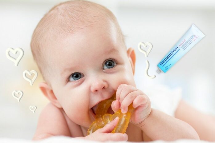 Baby die eerste tandjes krijgt bijt op bijtring