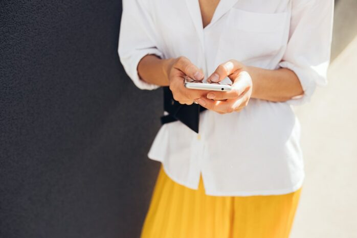 Vrouw met menstruatie-app en ovulatie-app