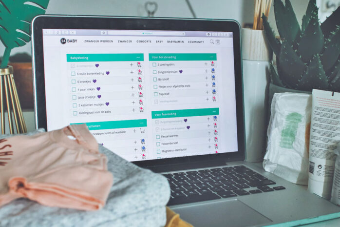 Producten van de baby uitzetlijst zoals rompers, luiers, babykleertjes