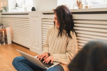 Vrouw zit op een zwangerschapsforum