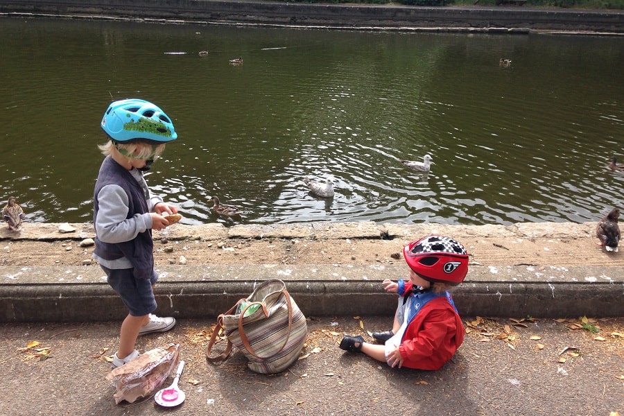 Twee peuters met fietshelmpjes op