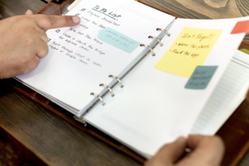 Aanstaande vader bekijkt checklist voor zwangerschap