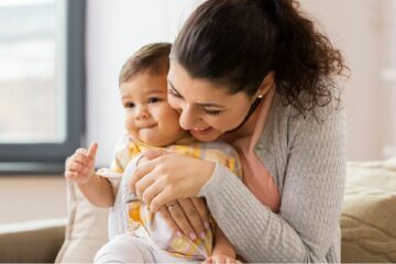 Moeder knuffelt liefdevol peuter bij opvoeding