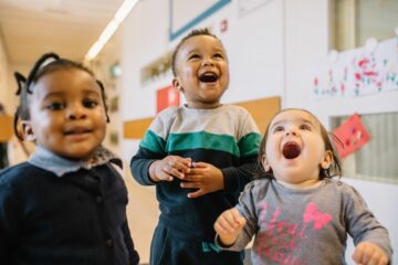 Kinderen lachen en spelen op het kinderdagverblijf