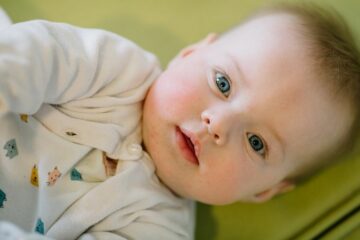 Baby ligt ontspannen op een mat bij het kinderdagverblijf