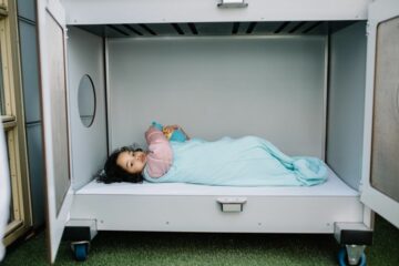 Kindje slaapt buiten bij het kinderdagverblijf