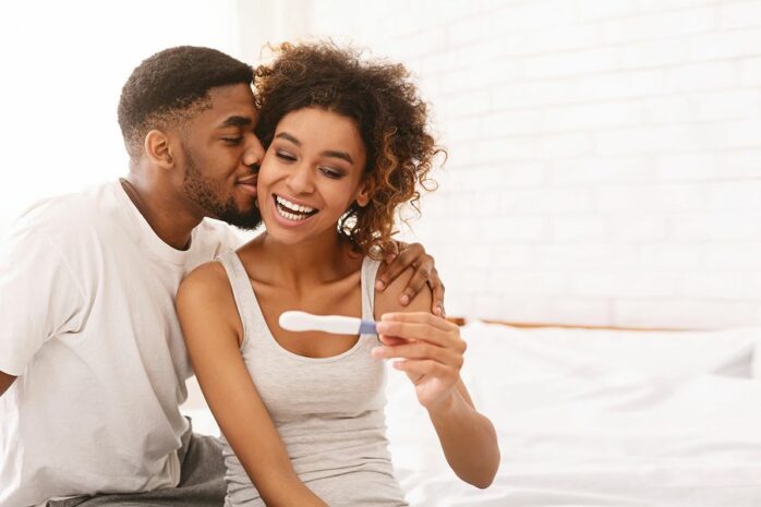 Vrouw bekijkt zwangerschapstest met haar partner