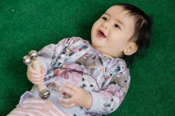Baby ligt in het gras