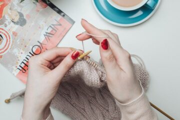 Vrouw is aan het breien want ze weet niet wat te doen tijdens haar zwangerschapsverlof