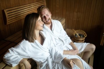 Zwangere vrouw zit met haar partner in de sauna