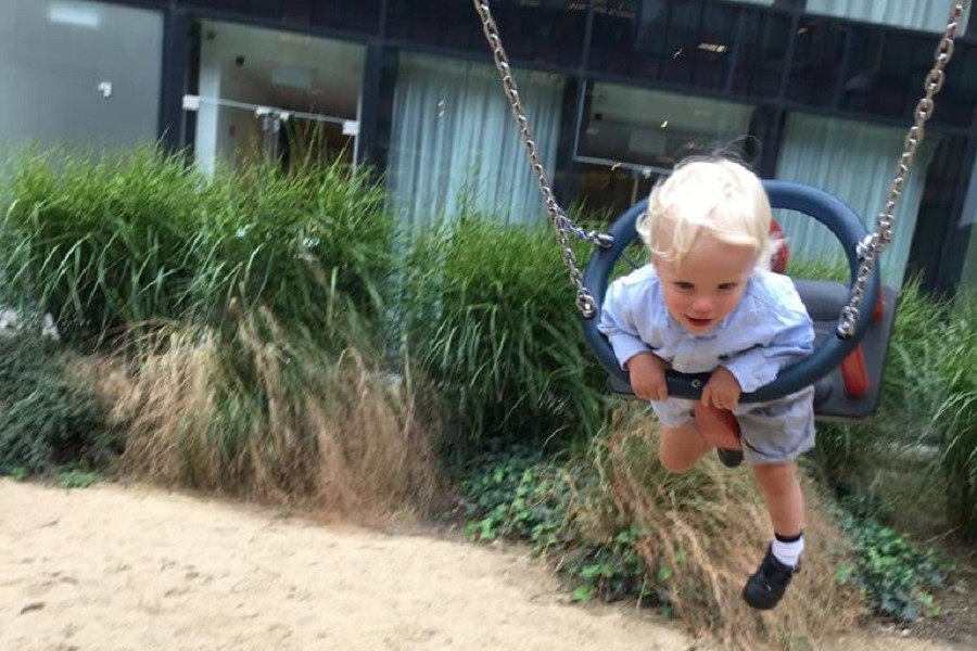 Peuter speelt in de speeltuin