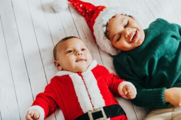 Baby in kerstkleding