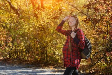 Vrouw draagt winterse zwangerschapskleding in het bos