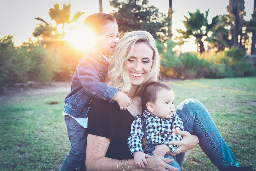 moeder op de foto met kinderen