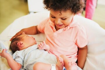 Grote broer met pasgeboren baby geeft broertje babynaam 2020