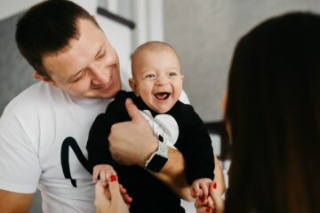 Baby krijgt jongensnamen 2020 trends als naam en lacht blij