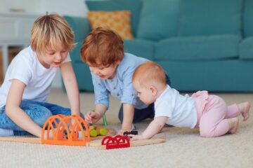 Verwend kind speelt met andere kinderen