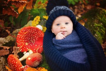 Baby met mutsje in herfst bos