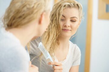 vrouw heeft last van haaruitval na zwangerschap