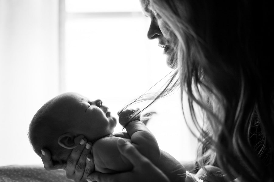 Onzekere moeder met pasgeboren baby gelooft Momzilla