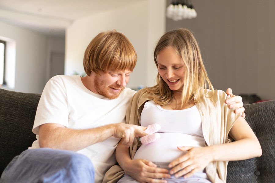 Stel bekijkt veranderingen in zorgverzekering want vrouw is zwanger in 2020