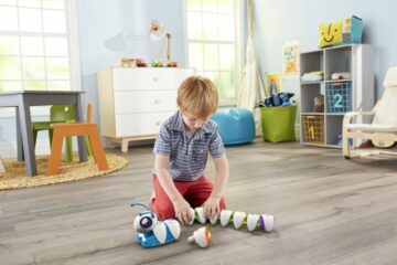Jongetje speelt met Co de Rups, programmeer speelgoed voor kinderen van 4 jaar