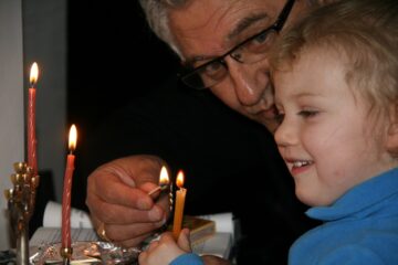 Opa viert Chanoeka met peuter