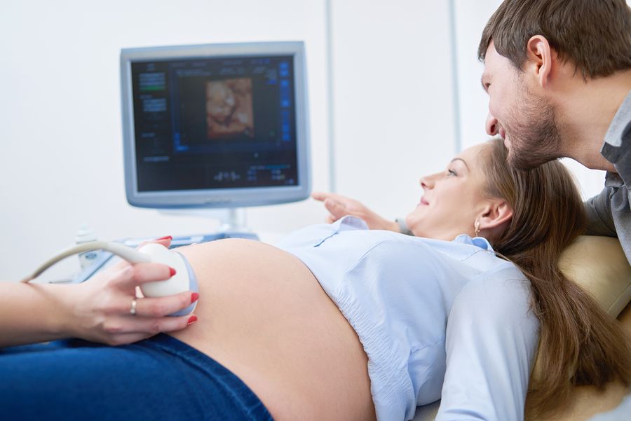 Zwangere vrouw ondergaat echo om ligging van de baby te bepalen