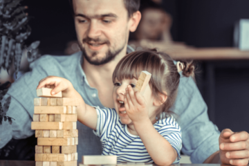 Meisje speelt samen met vader het gezelschapspel Jenga