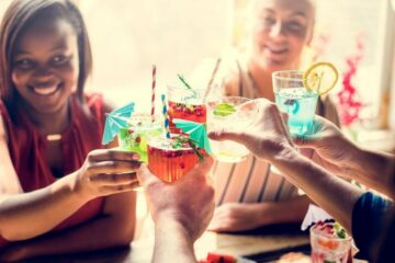 Zwangere vriendinnen drinken mocktails alcoholvrije cocktails