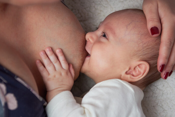 Baby krijgt borstvoeding terwijl hij aan feitjes denkt