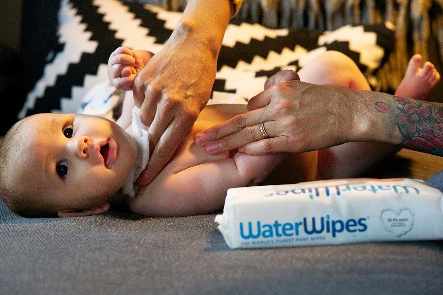 Baby's luier wordt verschoond om luieruitslag te voorkomen