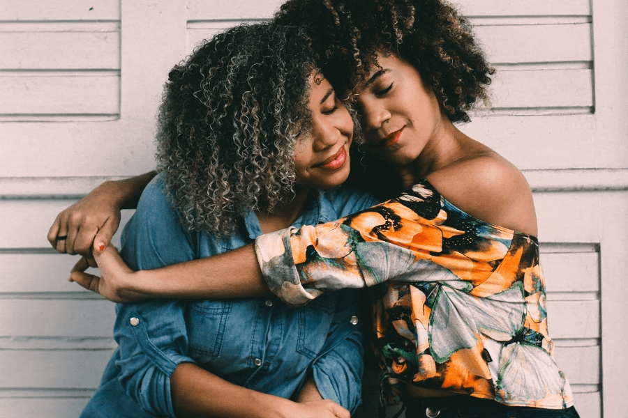 Twee vrouwen omhelzen en steunen elkaar
