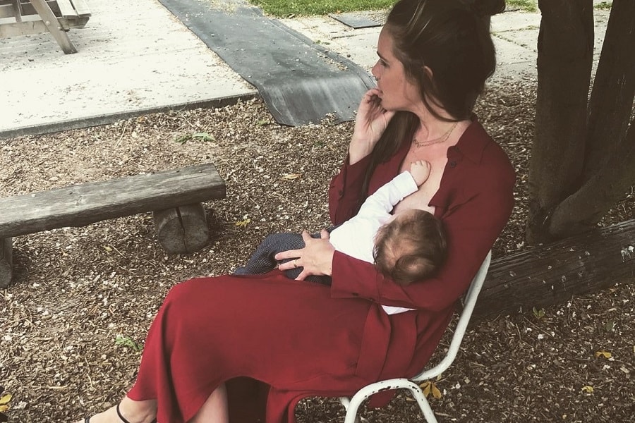 claire geeft borstvoeding
