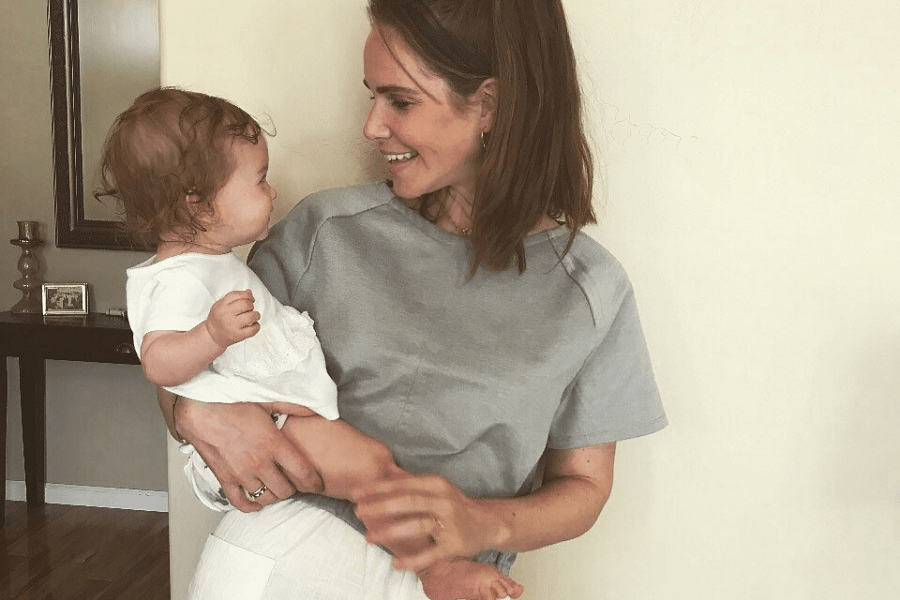 Claire en dochter kijken lachend naar elkaar