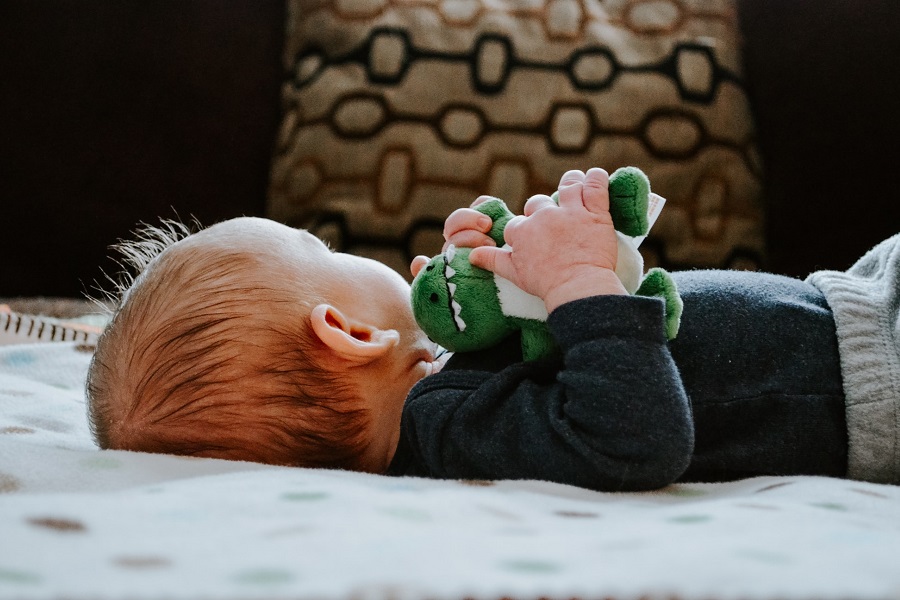 Baby houdt onvervangbaar knuffeldier vast