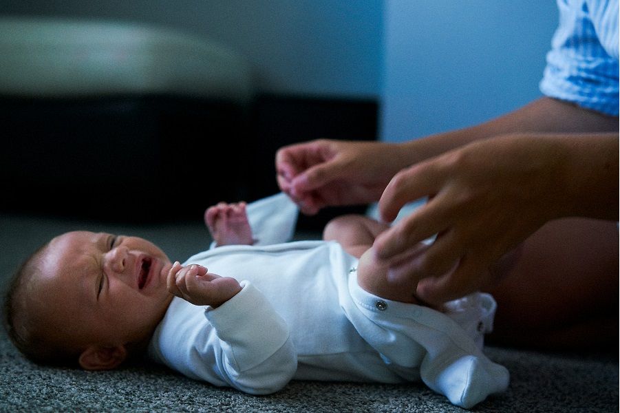 Baby huilt tijdens het verschonen