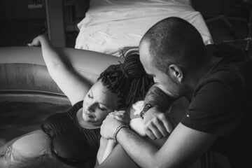 Vrouw is aan het Bevallen in bad