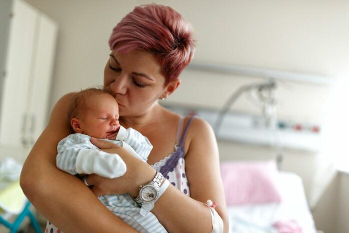 Moeder knuffelt baby op de neonatologie afdeling