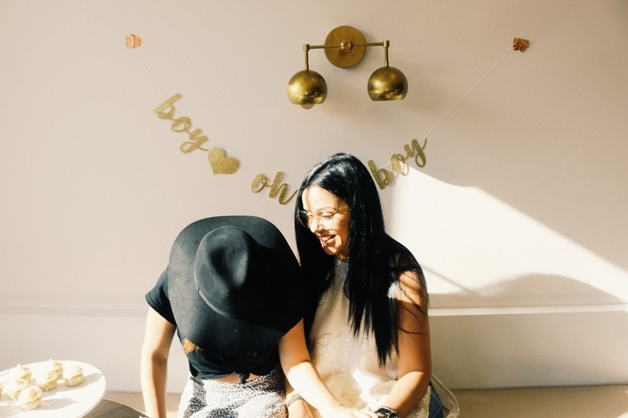 Vriendinnen voeren babyshowerideeën uit op babyshower