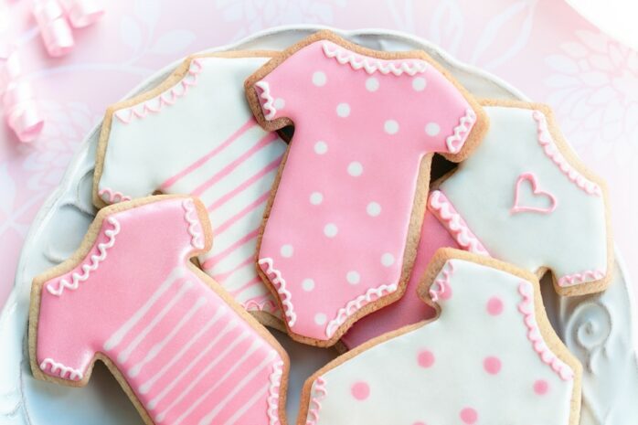 Babyshowerkoekjes in de vorm van rompers