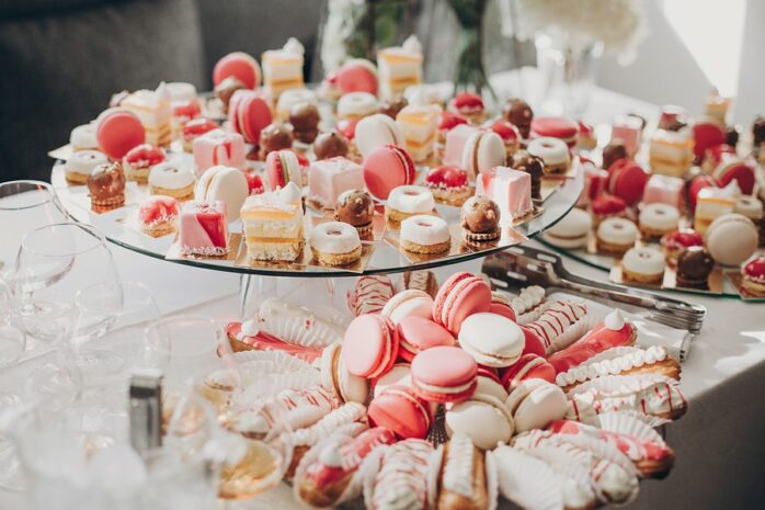 Rozekleurige babyshowerhapjes