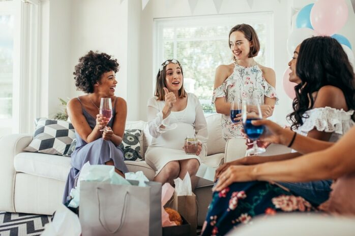 Vriendinnen spelen het babyshowerspelletje hints