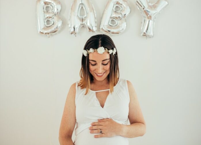 Zwanger vrouw kijkt naar haar buik op haar babyshower